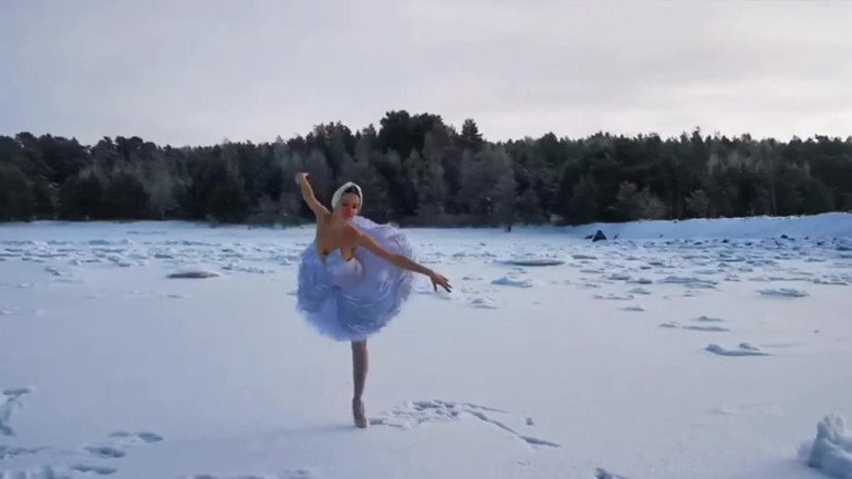 Russian ballerina dancing on ice for a real ‘swan lake’