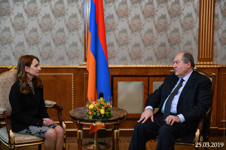 ՀՀ նախագահը հանդիպել է «Իմ քայլը» խմբակցության ղեկավարի հետ․ քննարկվել են երկրում ստեղծված իրավիճակը, ներքաղաքական ճգնաժամը հաղթահարելու ուղիները ՀՀ նախագահը հանդիպել է «Իմ քայլը» խմբակցության ղեկավարի հետ․ քննարկվել են երկրում ստեղծված իրավիճակը, ներքաղաքական ճգնաժամը հաղթահարելու ուղիները