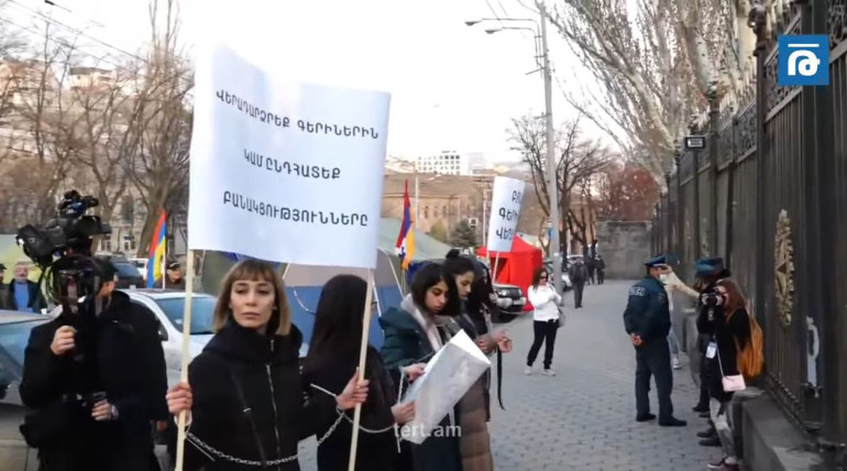 «Վերադարձրեք գերիներին»․ քաղաքացիները ձեռնաշղթաներով ակցիա են արեցին Ազգային ժողովի մոտ (տեսանյութ) «Վերադարձրեք գերիներին»․ քաղաքացիները ձեռնաշղթաներով ակցիա են արեցին Ազգային ժողովի մոտ (տեսանյութ)