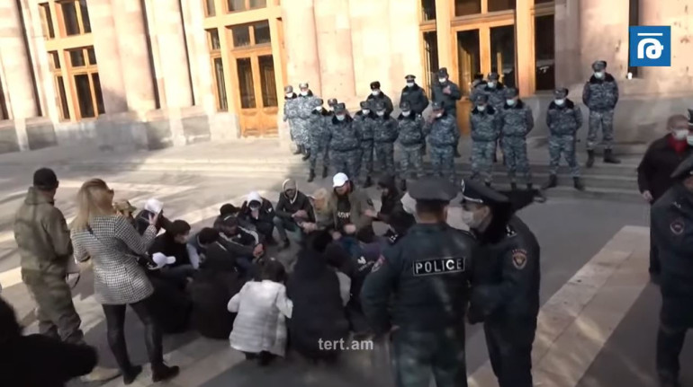 Փաշինյանը պետք է հեռանա, նրա պատճառով թուրքը մտնում է Հայաստան․ բողոքի ակցիա՝ Կառավարության դիմաց (տեսանյութ) Փաշինյանը պետք է հեռանա, նրա պատճառով թուրքը մտնում է Հայաստան․ բողոքի ակցիա՝ Կառավարության դիմաց (տեսանյութ)