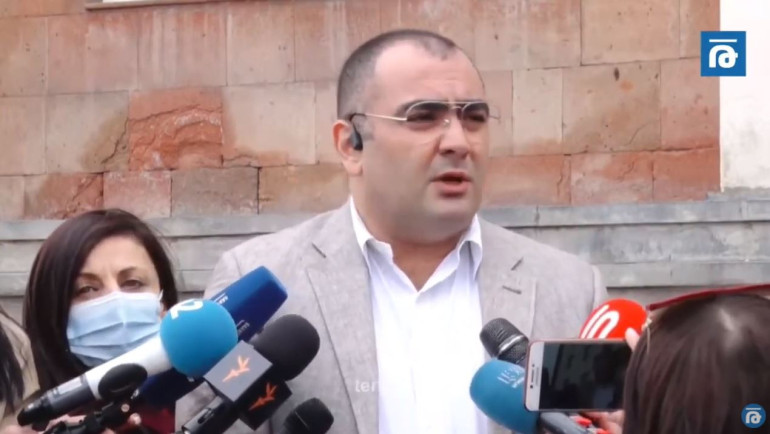 Իր գրասենյակից բերման ենթարկվեց «Ազգային համաձայնություն» կուսակցության նախագահ Արամ Հարությունյանը (տեսանյութ) Իր գրասենյակից բերման ենթարկվեց «Ազգային համաձայնություն» կուսակցության նախագահ Արամ Հարությունյանը (տեսանյութ)