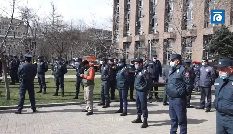 Փաշինյանը Կառավարության շենքը լքեց հետնամուտքից, շենքը հսկում էին ոստիկաններն ու դիպուկահարները (տեսանյութ) Փաշինյանը Կառավարության շենքը լքեց հետնամուտքից, շենքը հսկում էին ոստիկաններն ու դիպուկահարները (տեսանյութ)