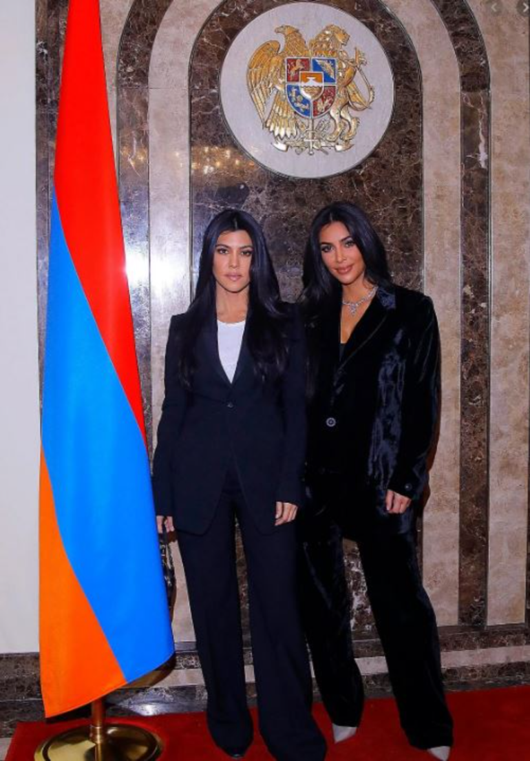 «Ծնունդդ շնորհավոր, իմ հայ թագուհի»․ Քիմ Քարդաշյանը շնորհավորել է ավագ քրոջ ծննդյան 42-րդ տարեդարձը և արխիվային լուսանկարներ հրապարակել (լուսանկարներ, տեսանյութ) «Ծնունդդ շնորհավոր, իմ հայ թագուհի»․ Քիմ Քարդաշյանը շնորհավորել է ավագ քրոջ ծննդյան 42-րդ տարեդարձը և արխիվային լուսանկարներ հրապարակել (լուսանկարներ, տեսանյութ)