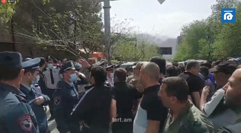 «Նիկո՛լ, թո՛ւրք, Նիկո՛լ, դավաճա՛ն». Սյունիք գաղտնի այցելած Փաշինյանին Ագարակում հայհոյել են և պահանջել հեռանալ մարզից. նրան հսկում են ԱԱԾ-ն ու ոստիկանությունը (տեսանյութ)