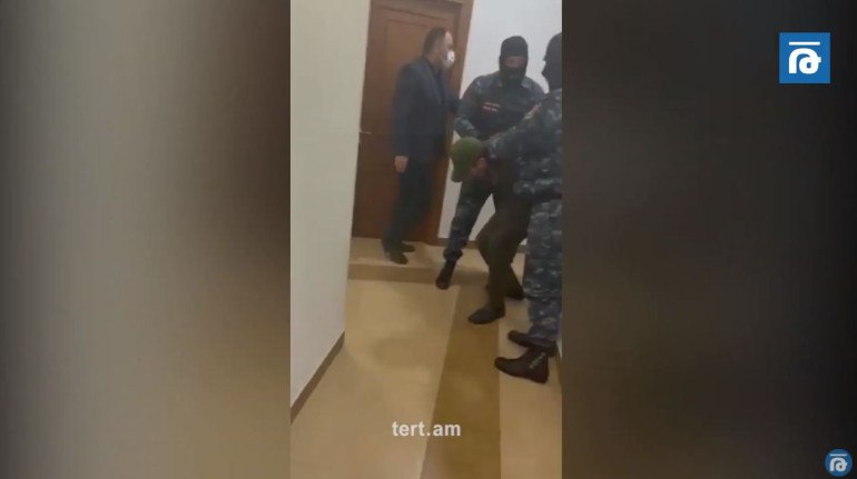 «Մեռնում եմ, դեղերս մոտս չի, շտապօգնություն կանչեք». ՔԿ-ում բռնություն են կիրառում այն շուռնուխցու նկատմամբ, ում տունը հանձնել են Ադրբեջանին (տեսանյութ)