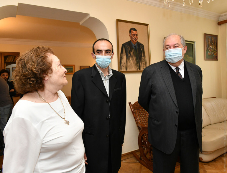 Նա ոչ միայն հերոս էր, լեգենդար հրամանատար, այլև նախ և առաջ ազնիվ մտավորական և պարզ մարդ. ՀՀ նախագահն այցելել է Արցախի հերոս Արկադի Տեր-Թադևոսյանի ընտանիքին