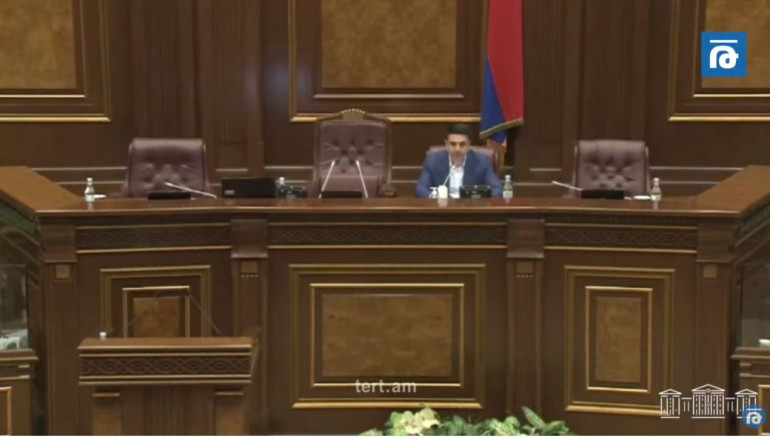 «Ա՜, չգիտեմ, Քոչարյանի դատն ա». ԱԺ-ում Ալեն Սիմոնյանի բարձրախոսից լսվեց Փաշինյանի ձայնային հաղորդագրությունը (տեսանյութ)