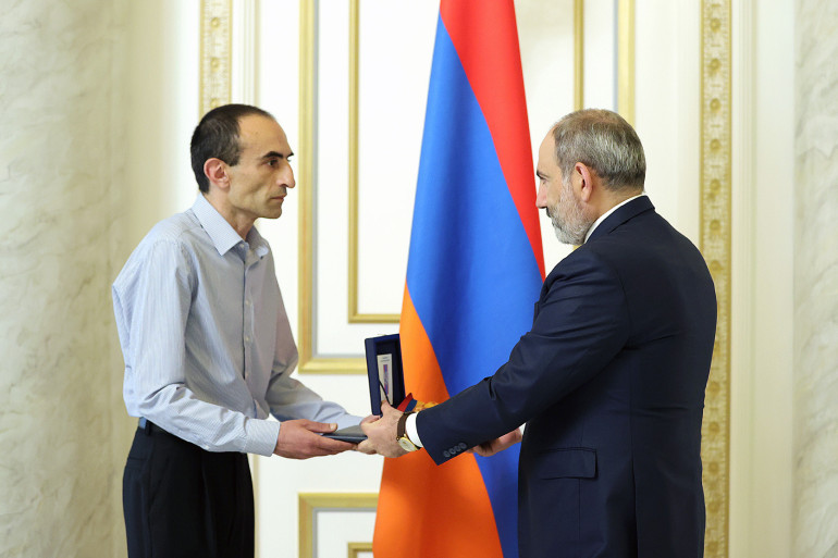 «Ցավում եմ, որ այս բարձրագույն կոչումը հանձնում ենք հետմահու». Նիկոլ Փաշինյանն Կոմանդոսին շնորհված Հայրենիքի շքանշանը հանձնել է նրա որդուն՝ Հայկ Տեր-Թադևոսյանին (տեսանյութ)