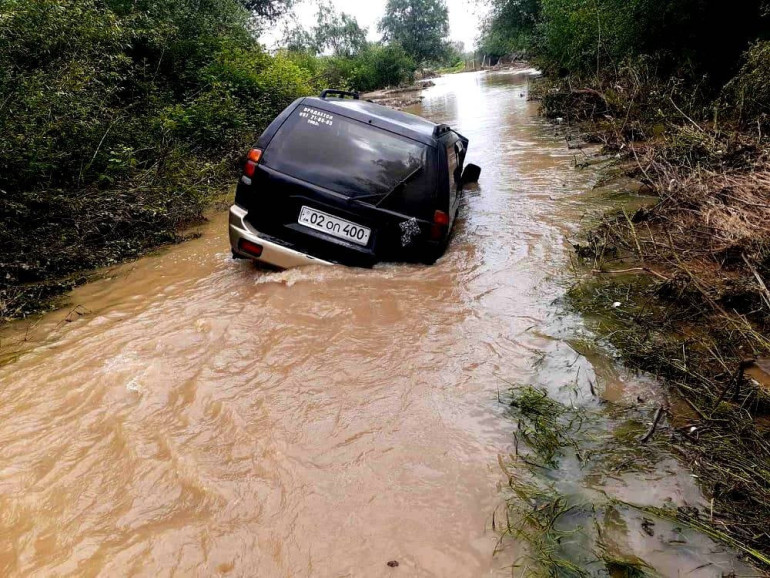 Ասկերանում 21-ամյա վարորդը իր վարած «Mitsubishi montero»  մեքենայով դուրս է եկել երթևեկելի հատվածից և հայտնվել գետում. Արցախի ԱԻՊԾ