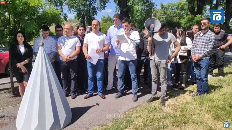 «ՀՀԿ» և «Հայրենիք» կուսակցությունների երիտասարդները բաց նամակ հանձնեցին ԱՄՆ դեսպանությանը (տեսանյութ)