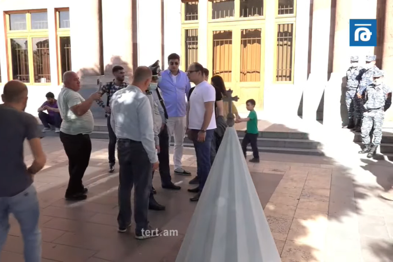 Մենք ցանկանում ենք Ղազանչեցոցի գմբեթն այսպես տեսնել․ «Պատիվ ունեմ» դաշինքի երիտասարդները Կառավարության դիմաց Շուշիի Մայր տաճարի գմբեթի մակետն էին բերել (տեսանյութ)