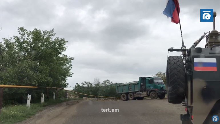 Ստեփանակերտի մոտ` «Զառին բաղ» կոչվող խաչմերուկում ռուսները կանգնեցրել են հայերի մեքենաները, որ ադրբեջանցիների շարասյունն անցնի. Բելլա Լալայան (տեսանյութ)