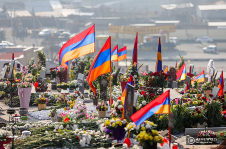 Քաղաքական գործիչները, քաղաքացիները այցելում են Եռաբլուր՝ հարգանքի տուրք մատուցելու Արցախի պատերազմում և Շուշիի ազատագրման ժամանակ զոհվածների հիշատակին (տեսանյութ)