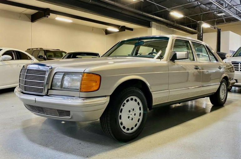 В США Mercedes-Benz W126 с пробегом 4700 км продают по цене нового GLA