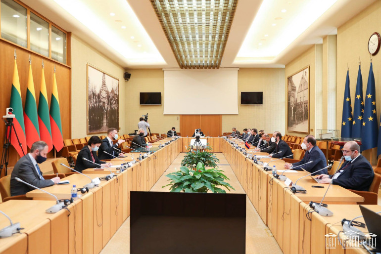 Լիտվայի ԱԳ նախարարը Արարատ Միրզոյանի հետ հանդիպմանը խորը մտահոգություն է հայտնել Սյունիքում տիրող իրավիճակի հետ կապված և վստահեցրել, որ ԵՄ-ն գործուն քայլեր կձեռնարկի այս կապակցությամբ