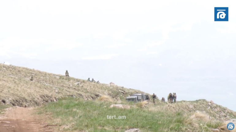 Թշնամին ու մենք դեմ դիմաց ենք. դիրքերում պատմում են, թե ինչ է կատարվում Վերիշենի բարձունքում (տեսանյութ)