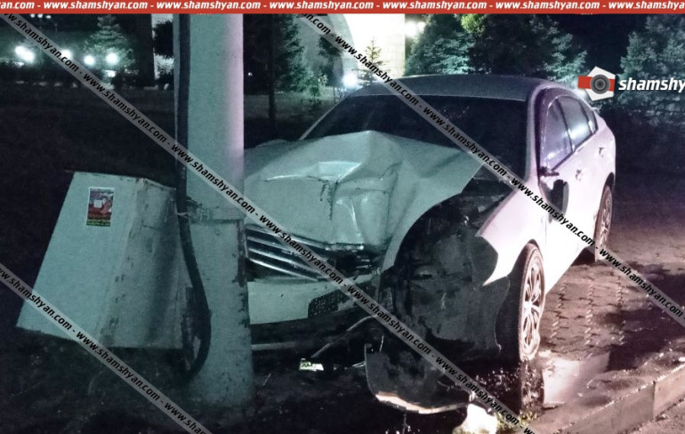 Nissan-ը Եռաբլուրի ճանապարհին դուրս է եկել երթևեկելի գոտուց և բախվել էլեկտրասյանը․ վարորդը տեղափոխվել է հիվանդանոց․ Shamshyan.com
