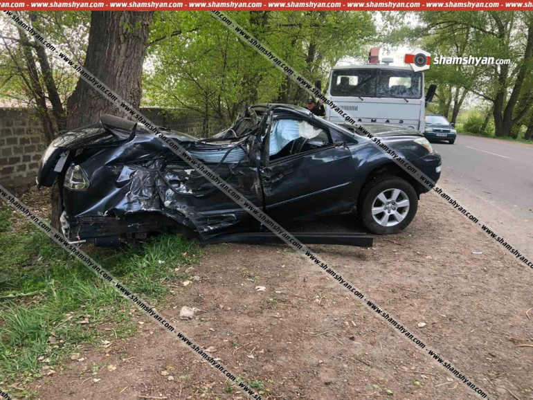 Lexus-ը Սևան-Մարտունի-Գետափ ավտոճանապարհին դուրս է եկել երթևեկելի գոտուց և բախվել ծառերին․ Shamshyan.com