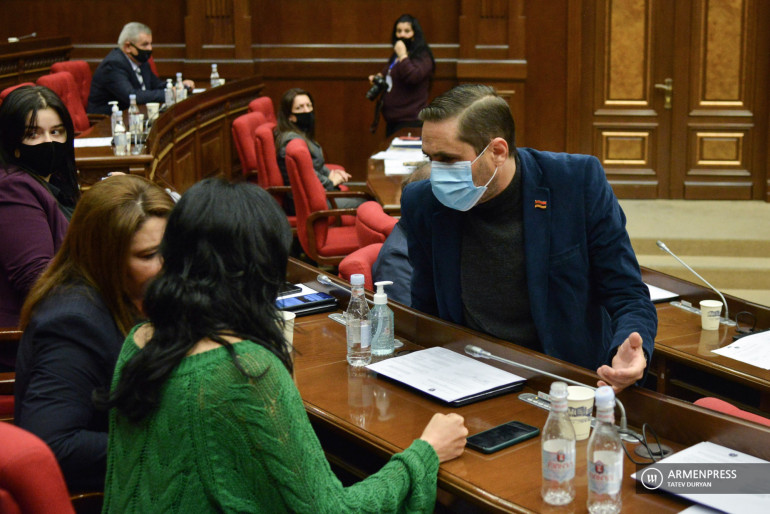 «Բարգավաճ Հայաստան» խմբակցությունն այսօր նախաձեռնում է ԱԺ արտահերթ նիստ՝  հրատապ քննարկելու Սյունիքի և մյուս մարզերի սահմանամերձ տարածքներում տիրող իրավիճակը