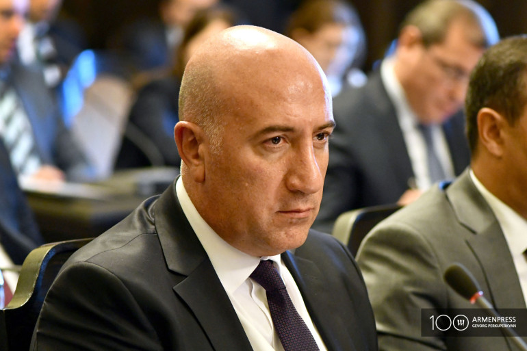 ՊՆ-ն ներկայացնում է իրավիճակը, կխնդրեմ բավարարվել դրանով. ՊՆ փոխնախարարը հրաժարվեց պատասխանել լրագրողների հարցերին