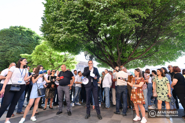 Քաղաքացիների բողոքի ակցիա արեցին Կառավարության դիմաց՝ հայ-ադրբեջանական սահմանին դելիմիտացիա, դեմարկացիա իրականացնելու վերաբերյալ փաստաթղթի դեմ (տեսանյութ)