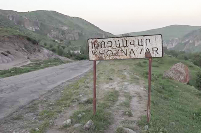 «Վաղատուրից գյուղ եկող վարորդն ասաց՝ ադրբեջանցիները իր մեքենան կանգնեցրել են, ծխախոտ ուզել. եկել, ճանապարհը կտրել ենք, բայց մութ է, չգիտենք՝ որտեղ են». Խոզնավարի համայնքապետ