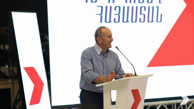 Այս տարածաշրջանում խաղաղության գրավականն առաջին հերթին երկրի «քաշային կարգ»-ն է, երկրի նկատմամբ յուրաքանչյուր ռազմական ոտնձգություն դառնում է անհնար, եթե ճիշտ քաղաքականություն է իրականացվում․ Քոչարյան Այս տարածաշրջանում խաղաղության գրավականն առաջին հերթին երկրի «քաշային կարգ»-ն է, երկրի նկատմամբ յուրաքանչյուր ռազմական ոտնձգություն դառնում է անհնար, եթե ճիշտ քաղաքականություն է իրականացվում․ Քոչարյան
