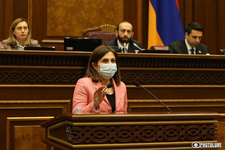Զավեշտալի է թվում, թե արդյոք պարտադի՞ր է դիմակների կրումը՝ Անահիտ Ավանեսյանը՝ դիմակ չկրող պատգամավորներին (տեսանյութ)