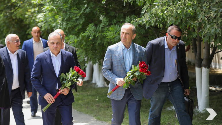 Ռոբերտ Քոչարյանը ծաղիկներ է խոնարհել Ղարաքիլիսայի ճակատամարտի հուշահամալիրին