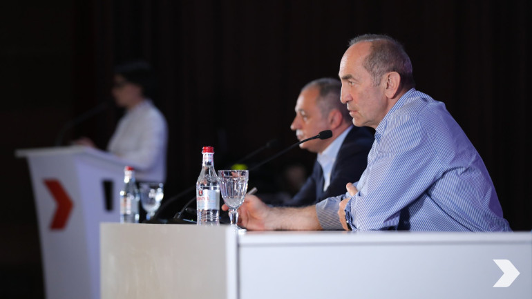 Վստահ եմ, որ բոլորիդ վրա կարող է ճնշում լինել, բայց մենք պետք է վճռական լինենք․ քննարկելու ենք, ինչպես մեր թեզերը և մեսիջները տեղ հասցնել ընտրողներին, որպեսզի փոխենք այս իշխանությանը․ Ռոբերտ Քոչարյան Վստահ եմ, որ բոլորիդ վրա կարող է ճնշում լինել, բայց մենք պետք է վճռական լինենք․ քննարկելու ենք, ինչպես մեր թեզերը և մեսիջները տեղ հասցնել ընտրողներին, որպեսզի փոխենք այս իշխանությանը․ Ռոբերտ Քոչարյան