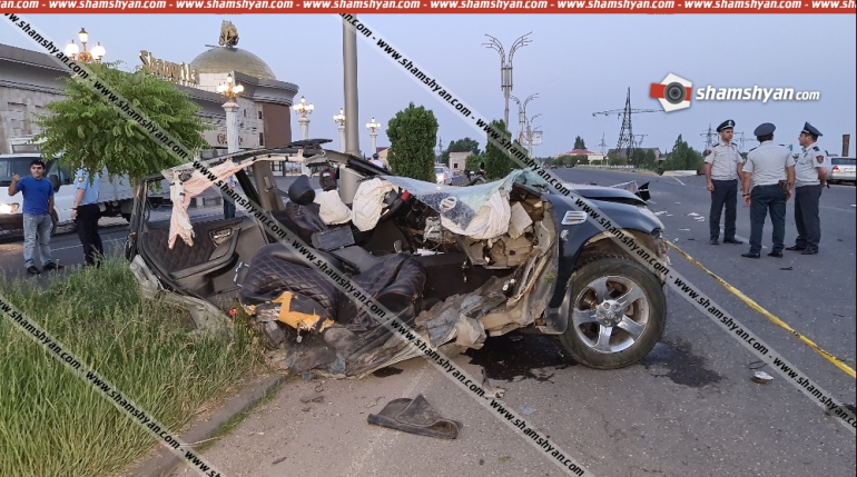 «Շանգրիլա» խաղատան դիմաց «Nissan Murano»-ն բախվել է էլեկտրասյանը և կիսվել մեջտեղից․ կա 2 զոհ և 1 վիրավոր

 