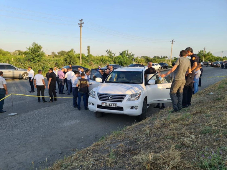 Անհայտ անձը Երևան-Էջմիածին կամրջի մոտ «Միտսուբիշի Պաջեռո ԻՈ»-ից կրակել է «Լեքսուս 570»-ի ուղղությամբ. վերջինիս վարորդը մահացել է, «Միտսուբիշի Պաջեռո ԻՈ»-ն գտել են այրված. ՔԿ