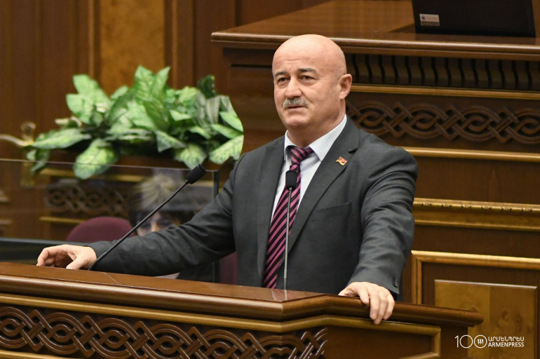 Ես տնտեսագետ չեմ, բայց այս օրենքի նախագիծը հակատնտեսագիտական է, որպես մաթեմատիկ կարող եմ ասել, որ 100 անգամ 1 միլիոն անում է 100 միլիոն. Հովիկ Աղազարյան