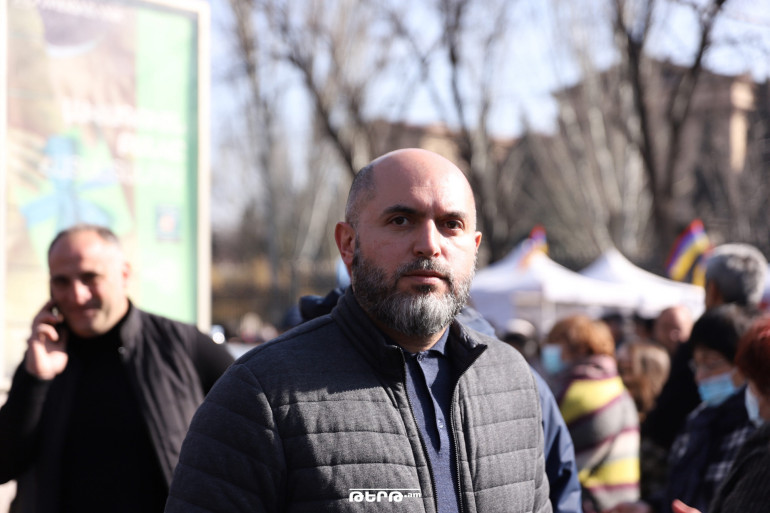 Նա գնաց իր ծնունդը նշելու և իր լուսանկարներով կամ տեսանյութերով հասարակությանը մոլորեցնելու փորձ անելու, թե իբր աշխարհն իրեն ճանաչում է․ Աշոտյանը՝ Փաշինյանի Եվրոպա այցի մասին Նա գնաց իր ծնունդը նշելու և իր լուսանկարներով կամ տեսանյութերով հասարակությանը մոլորեցնելու փորձ անելու, թե իբր աշխարհն իրեն ճանաչում է․ Աշոտյանը՝ Փաշինյանի Եվրոպա այցի մասին