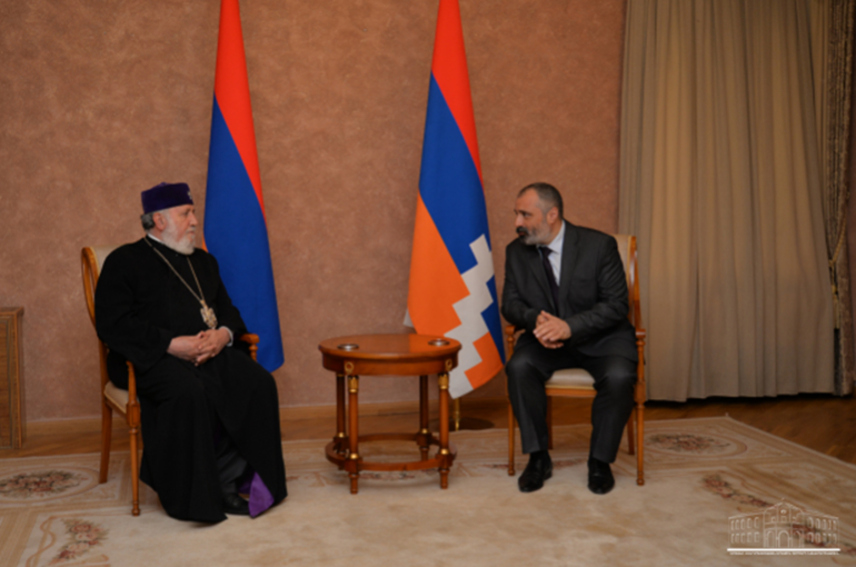 Արցախի արտգործնախարար Դավիթ Բաբայանը հանդիպել է Ամենայն հայոց կաթողիկոս Գարեգին Բ-ի հետ