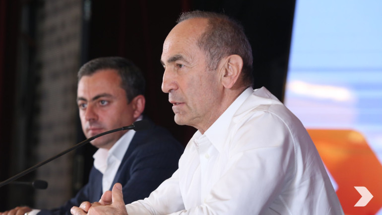 Իկոնայի պես նկարս բռնած գնում-գալիս է. Տանզանիայում արված լուսանկար է՝ 2011 կամ 2012 թվականներին, երբ նախագահ չէի. Ռոբերտ Քոչարյանը՝ Փաշինյանի կողմից իր լուսանկարը ցուցադրելու մասին Իկոնայի պես նկարս բռնած գնում-գալիս է. Տանզանիայում արված լուսանկար է՝ 2011 կամ 2012 թվականներին, երբ նախագահ չէի. Ռոբերտ Քոչարյանը՝ Փաշինյանի կողմից իր լուսանկարը ցուցադրելու մասին
