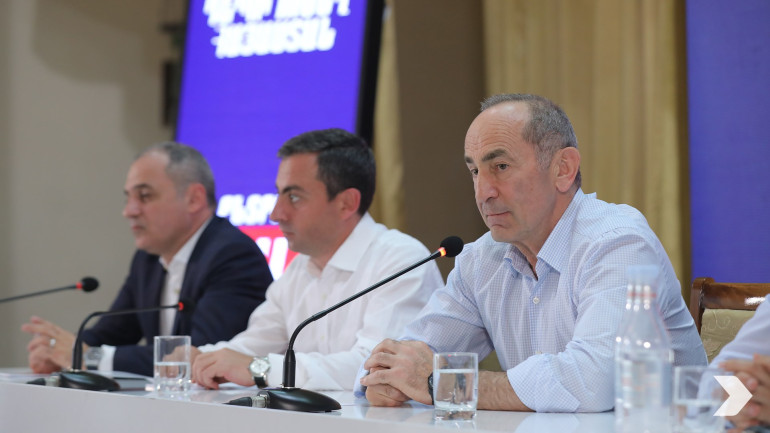 Երբ Դուք աթոռը թողեցիք, Հայաստանը գնաց անդունդ, որովհետև «չոբանն» իրավունք չունի նստել աթոռին, տրակտորիստն իրավունք չունի դառնալ գյուղապետ, գիտելիքի մարդը պետք է լինի ղեկավար․ քաղաքացին՝ Քոչարյանին