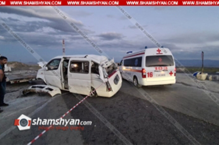 Արագածոտնում Nissan Elgrand-ը բախվել է բետոնե արգելապատնեշներին և մի քանի պտույտ շրջվել. բժիշկները պայքարում են վիրավորների կյանքի համար. shamshyan.com
