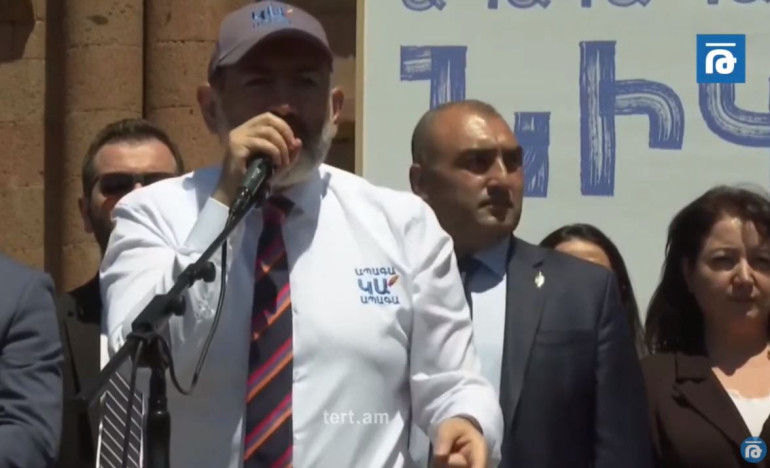 Կոնֆետ էին շպրտում, զինվորները, ճանկռվելով, այդ կոնֆետների հետևից վազում էին. Նիկոլ Փաշինյան (տեսանյութ) Կոնֆետ էին շպրտում, զինվորները, ճանկռվելով, այդ կոնֆետների հետևից վազում էին. Նիկոլ Փաշինյան (տեսանյութ)