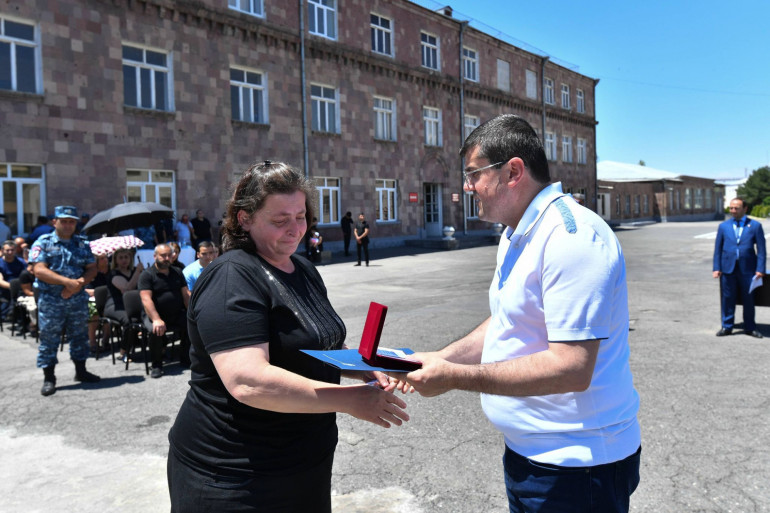 Արցախի նախագահը պետական բարձր պարգևներ է հանձնել ՀՀ ոստիկանության զոհված ծառայողների հարազատներին
