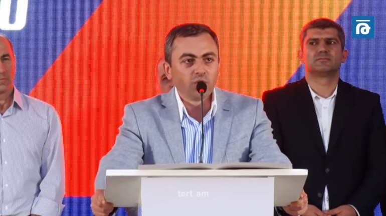 Տղա ես, քո տղուն հերություն արա ու երեխեքին մի խառնի քաղաքականության մեջ. Սաղաթելյանի՝ Աշոտ Փաշինյանին գերիների դիմաց տալու Փաշինյանի հայտարարության մասին (տեսանյութ) Տղա ես, քո տղուն հերություն արա ու երեխեքին մի խառնի քաղաքականության մեջ. Սաղաթելյանի՝ Աշոտ Փաշինյանին գերիների դիմաց տալու Փաշինյանի հայտարարության մասին (տեսանյութ)