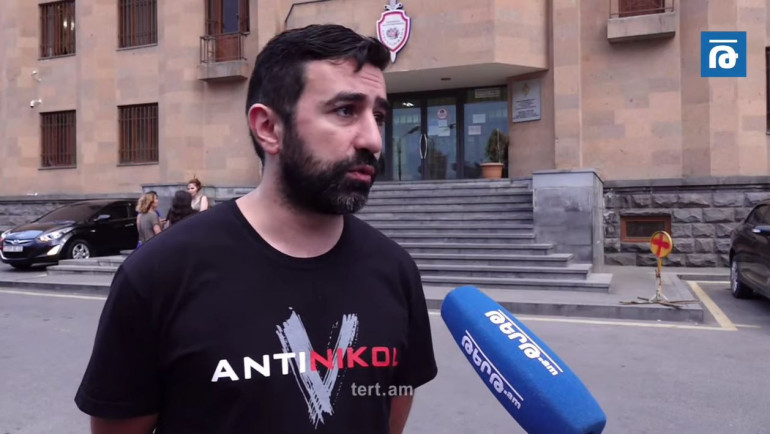«Antinikol» գրությամբ թերթիկներ էինք կպցնում մայթեզրին, որի համար բերման ենթարկեցին. համարյա 30 անգամ ՀՀ ոստիկանությունն ապօրինի խոչընդոտել է մեր գործունեությանը․ Կոնստանտին Տեր-Նակալյան (տեսանյութ)