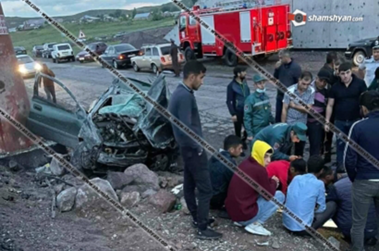 Երևան-Գյումրի ավտոճանապարհին մեքենան դուրս է եկել ճանապարհի երթևեկելի գոտուց և բախվել բետոնե արգելապատնեշներին. մեկ մարդ զոհվել է, երկուսը՝ վիրավորվել. shamshyan.com