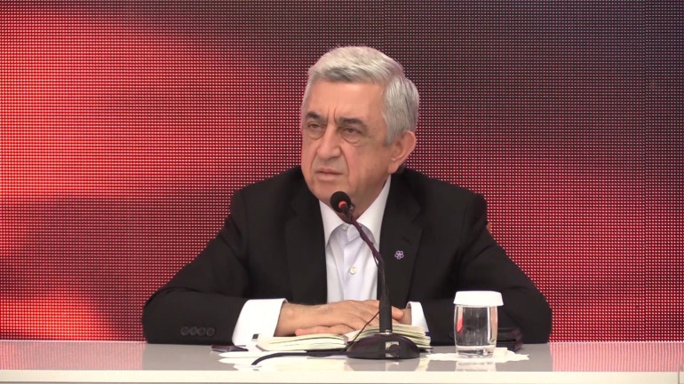 Եթե հնարավոր էր քարտեզների դիմաց գերիներ վերադարձնել, ինչու՞ այս ութ ամսում չեն արել, պահել են, որ նախընտրական շոու անե՞ն, իրար պաս տալով Ալիևի հետ խաղու՞մ են. Սերժ Սարգսյան (տեսանյութ) Եթե հնարավոր էր քարտեզների դիմաց գերիներ վերադարձնել, ինչու՞ այս ութ ամսում չեն արել, պահել են, որ նախընտրական շոու անե՞ն, իրար պաս տալով Ալիևի հետ խաղու՞մ են. Սերժ Սարգսյան (տեսանյութ)