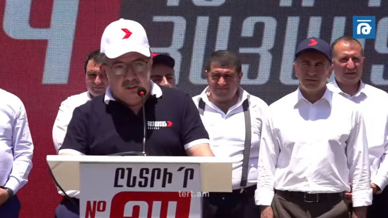 Մի նայեք դրա հիստերիկ ճղճղոցներին, մեր ժողովուրդն ուժեղ, կամային, հարգանք պարտադրող ղեկավարի է արժանի. Աղվան Վարդանյան (տեսանյութ)