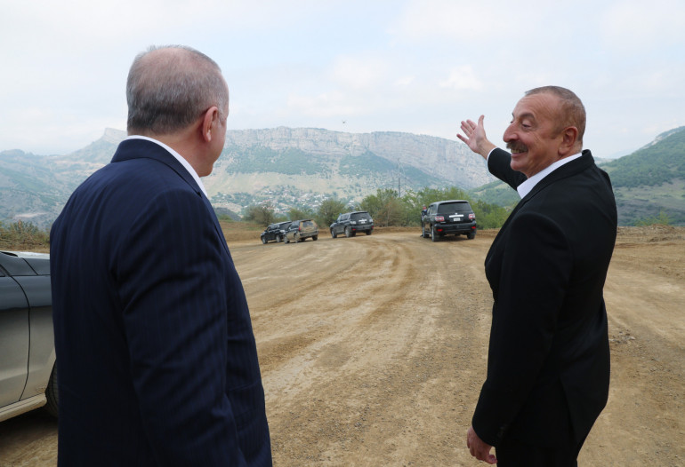«Այնտեղ էլ հյուրանոց կլինի». Ալիևն Էրդողանին հեռվից ցույց է տվել Ստեփանակերտն ու խոսել «ապագա ծրագրերի» մասին (տեսանյութ)