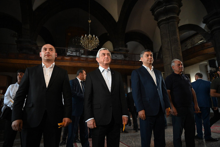«Պատիվ ունեմ» դաշինքը Շիրակի մարզում է․ Սերժ Սարգսյանը և Արթուր Վանեցյանը Գյումրիի «Յոթ վերք» եկեղեցում մոմ են վառել․ այցելել են «Շիրակ» գերեզմանատան ազատամարտիկների պանթեոն «Պատիվ ունեմ» դաշինքը Շիրակի մարզում է․ Սերժ Սարգսյանը և Արթուր Վանեցյանը Գյումրիի «Յոթ վերք» եկեղեցում մոմ են վառել․ այցելել են «Շիրակ» գերեզմանատան ազատամարտիկների պանթեոն