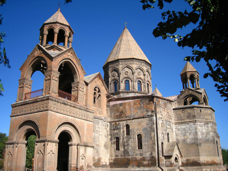 Հորդորում ենք իրավապահ մարմիններին՝ անհապաղ ազատ արձակել Արմեն Չարչյանին և գործել օրենքի շրջանակներում՝ զերծ մնալով անձի արժանապատվությունն ու հեղինակությունը նսեմացնող գործողություններից. Մայր Աթոռ