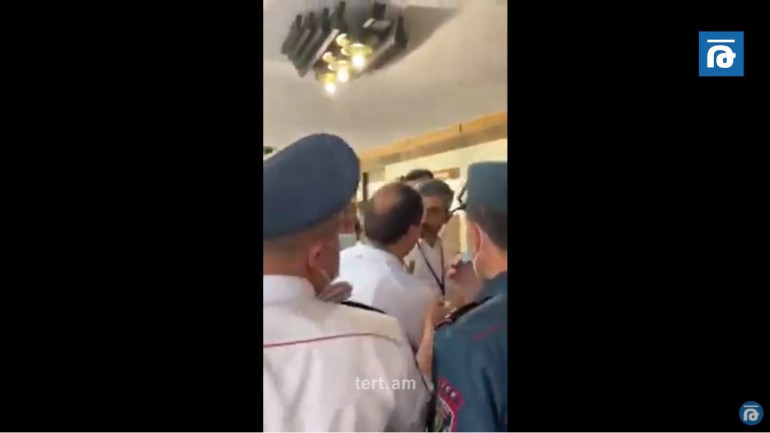 «Քաղաքացիական պայմանագիր» կուսակցության ներկայացուցիչները մուտք են գործում և շրջում տեղամասային կենտրոններում. Պառլամենտարիզմի զարգացման միջազգային կենտրոնի դիտորդն արձանագրել է (տեսանյութ) «Քաղաքացիական պայմանագիր» կուսակցության ներկայացուցիչները մուտք են գործում և շրջում տեղամասային կենտրոններում. Պառլամենտարիզմի զարգացման միջազգային կենտրոնի դիտորդն արձանագրել է (տեսանյութ)