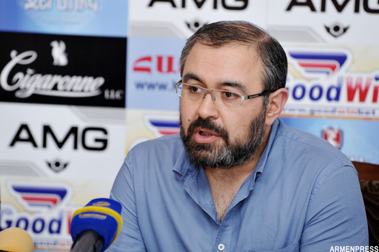 Քիչ առաջ խոչընդոտել են «Քաղաքացու որոշում» կուսակցության առաջնորդ Սուրեն Սահակյանի մուտքը Երևանի 6/18 տեղամաս, ապա՝ բերման ենթարկել. հայտարարություն